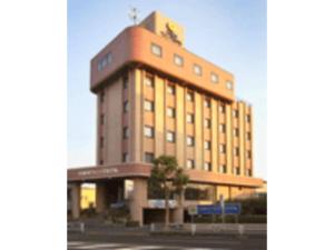 東村山市にあるKumegawa Wing Hotel - Vacation STAY 62973vの時計付きの茶色の大きな建物