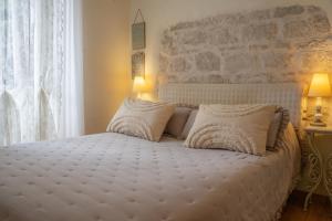 Un pat sau paturi într-o cameră la Apartments Bubalova Split