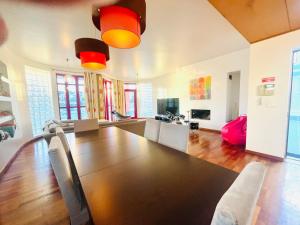 a large dining room with a table and chairs at Vila D'Alba - Sem Stress in Albufeira