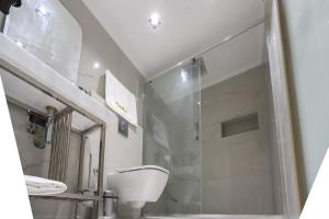 uma casa de banho com um chuveiro, um WC e um lavatório. em Safa Hotel Old City em Istambul