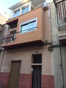 ein Gebäude mit einer Tür und einem Balkon in der Unterkunft Centre Apartment near Plaza de Toros in Alicante