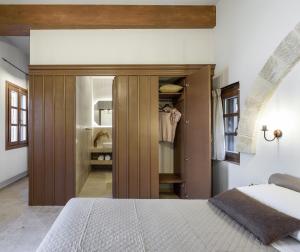 Cama ou camas em um quarto em Spanish Knights Inn