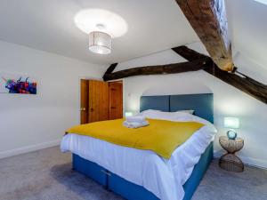 3 Bed in Fritchley 85797 في Crich: غرفة نوم مع سرير كبير في العلية