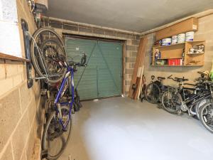 eine Garage mit zwei Fahrrädern neben einer Garagentür in der Unterkunft Striding Home in Ambleside