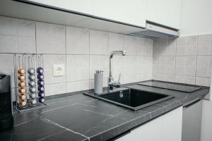 Kuchyň nebo kuchyňský kout v ubytování Violet Vista - Smart Apartment