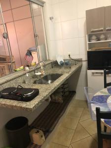 encimera con lavabo y aseo en Body & Mind Beautiful - Suites Elegantes e Charmosas, en Franca