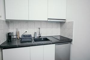 Kuchyň nebo kuchyňský kout v ubytování Violet Vista - Smart Apartment