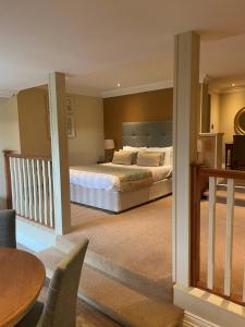 um quarto com uma cama grande e uma mesa em Towers Hotel Glenbeigh em Glenbeigh