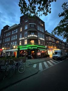 un edificio con biciclette parcheggiate di fronte di Flex-Inn a Rotterdam