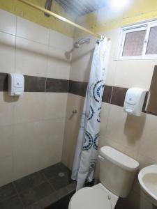 uma casa de banho com um WC e um lavatório em Hostal Piamonte em Quito