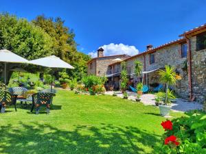A garden outside Agriturismo Podere Le Palaie