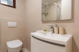 Un baño con un lavabo blanco y un inodoro. en Barbara III - exquisite rooms, en Zadar 10 fotos más