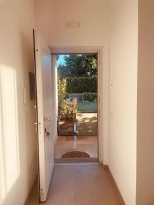 an open door to a room with a view of a yard at Appartamento in villa in Viterbo