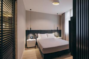 1 dormitorio con 1 cama con cabecero negro en Grand Brizo Bel Air en Buenos Aires