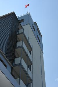 ein Gebäude mit einer Flagge darüber in der Unterkunft Towerhotel in Waldkirch