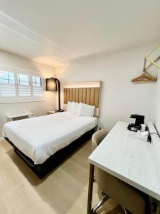 een slaapkamer met een bed en een bureau en een bed sidx sidx sidx bij Nob Hill Motor Inn -Newly Updated Rooms! in San Francisco