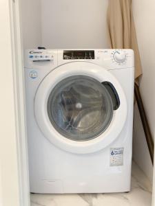 una lavadora blanca en una habitación en Great Duplex Apartment in Marbesa, en Marbella