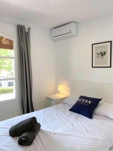 een slaapkamer met een bed met een handdoek erop bij Great Duplex Apartment in Marbesa in Marbella