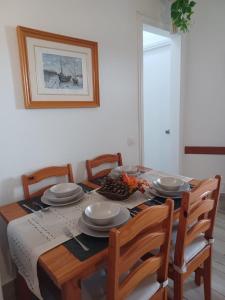 a dining room table with four chairs and a tableclotholitics at Apartamento con vistas a la playa, Puerto Rico in Puerto Rico de Gran Canaria
