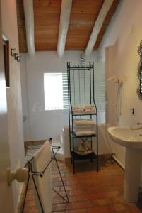 La salle de bains est pourvue d'un sèche-serviettes et d'un lavabo. dans l'établissement Finca La Vicaria AGUADULCE, à Zufre