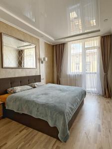 - une chambre avec un grand lit et 2 fenêtres dans l'établissement Apartment in Khmelnytsky Street, à Lviv