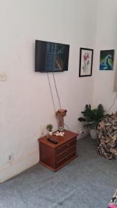uma sala de estar com uma televisão na parede em Casa Espaçosa Ilha de Paquetá no Rio de Janeiro