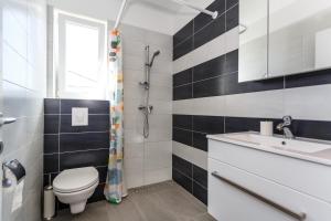 Lavender, Lighthouse, Sunrise Apartments - Kuća&More House No13 في كرك: حمام مع مرحاض ومغسلة +41 صورة