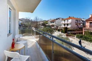 Lavender, Lighthouse, Sunrise Apartments - Kuća&More House No13 في كرك: شرفة مع طاولة وكراسي على شرفة