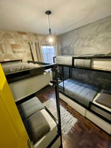 Cette chambre comprend 3 lits superposés. dans l'établissement Gup Hostel, à Curitiba