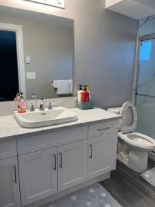 uma casa de banho com um lavatório, um WC e um espelho. em Dugg Bed And Breakfast em Victoria
