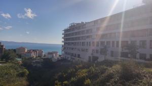 - un bâtiment blanc avec vue sur l'océan dans l'établissement Apartment Josip Split, à Split