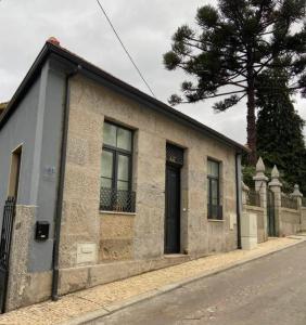 un bâtiment situé sur le côté d'une rue dans l'établissement Chalé Caldas de Aregos, à Caldas de Aregos