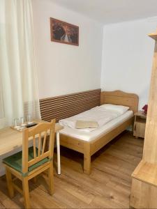 A bed or beds in a room at Airport Jazmin Guesthouse