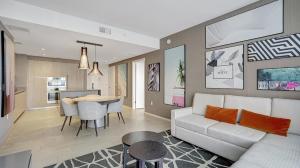 ein Wohnzimmer mit Sofa und Tisch in der Unterkunft Elegance by the Ocean - 2BD Hyde House Gem with LUXURY RESORT AMENITIES in Hollywood