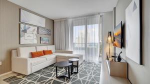 ein Wohnzimmer mit Sofa und Tisch in der Unterkunft Elegance by the Ocean - 2BD Hyde House Gem with LUXURY RESORT AMENITIES in Hollywood + 80 Fotos