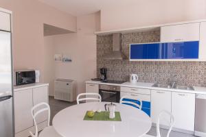 Kuchyň nebo kuchyňský kout v ubytování Koukos Villas