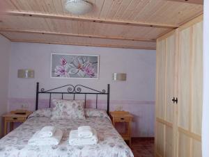 um quarto com uma cama com duas toalhas em Apartamentos El Callejón em Riópar