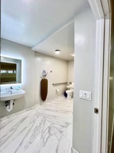 uma casa de banho com piso em mármore e um lavatório. em Nob Hill Motor Inn -Newly Updated Rooms! em São Francisco