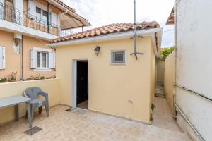 a view of the courtyard of a house at Antonis Traditional House in Lixouri