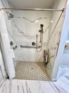 uma casa de banho com chuveiro e mármore branco em Nob Hill Motor Inn -Newly Updated Rooms! em São Francisco