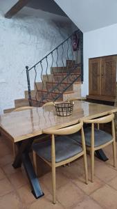 アルカラ・デル・フカルにあるCasas Alcalaの木製テーブル(椅子2脚付)と階段