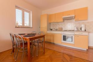 Kitchen o kitchenette sa Malinska - Apartment Glavas