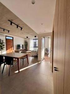 a living room with a table and a couch at Moderno apartamento en Carmelo in Carmelo