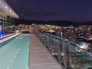 安托法加斯塔Antofagasta Mistico-SOLO ADULTOS的一座建筑物屋顶上的游泳池