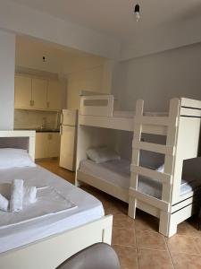 um quarto com 2 beliches e uma cozinha em Borsh Beach Apartments - BBA em Borsh