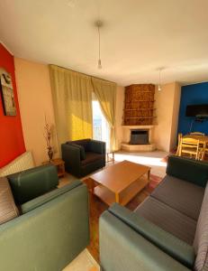 ein Wohnzimmer mit 2 Sofas und einem Tisch in der Unterkunft Olympia in Kfardebian
