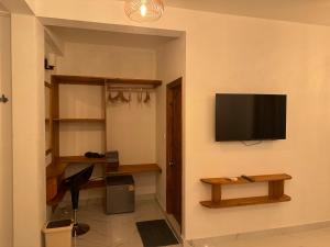 TV a/nebo společenská místnost v ubytování Rihiveli Residence Thoddoo