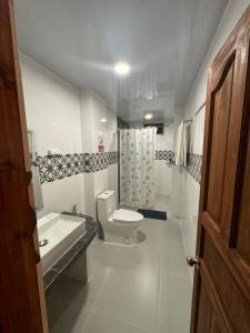 Koupelna v ubytování Rihiveli Residence Thoddoo