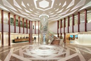 een weergave van een lobby met een spiraalvormig plafond bij Mandarin Oriental, Jakarta in Jakarta