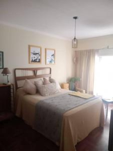 Un dormitorio con una cama grande y una ventana. en Chalet Angel de las Sierras, en Sierra de los Padres